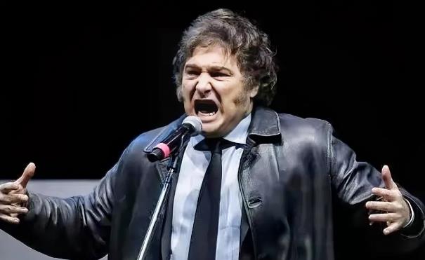 太疯狂了！阿根廷总统米莱影响力跌出地区领导人排名前三之后，米莱直接在社交平台上高