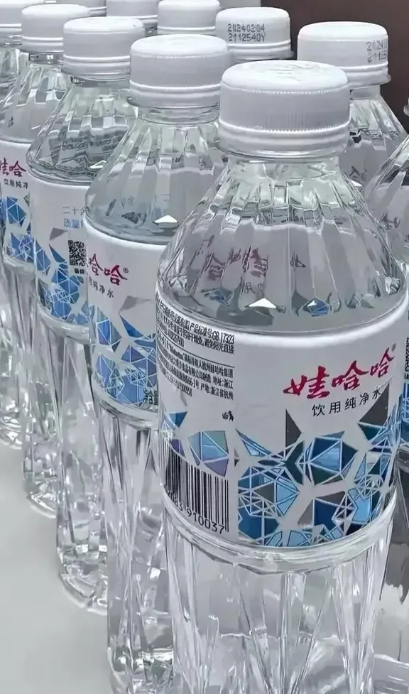 娃哈哈这款瓶子包装，相比百年不变的老瓶子，这瓶子的设计更加时尚大气，充满了活力的