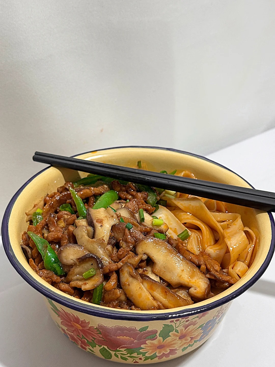 今天吃什么|在家做饭🍳香菇肉丝面（附做法）