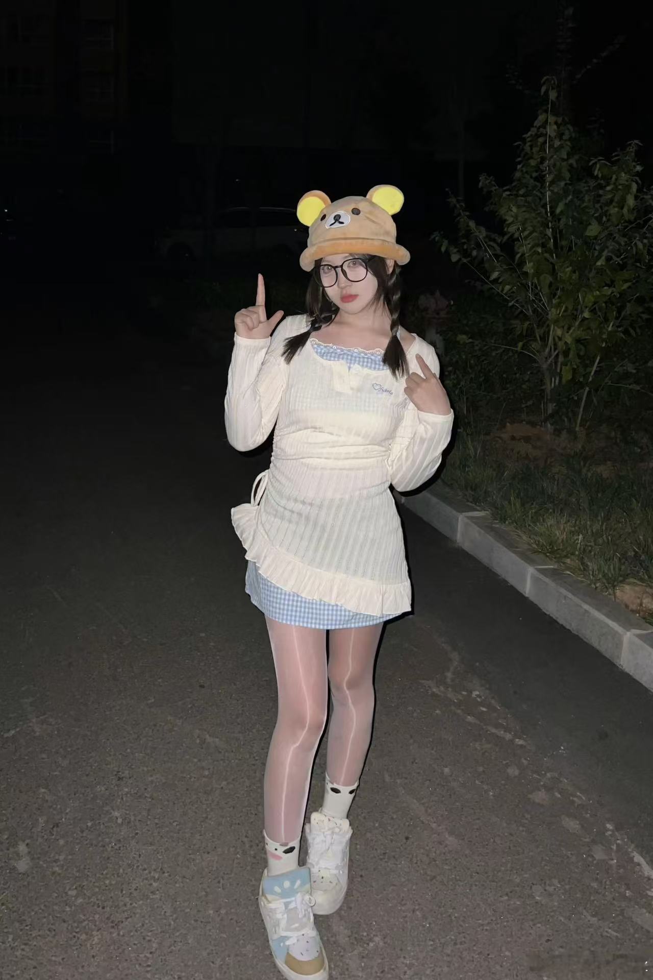 晚上和男朋友出来逛夜色哈哈哈哈
