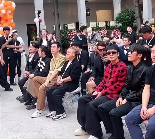 香港之夜，曾志伟与娱乐圈的尴尬同台，跨界尝试显困境