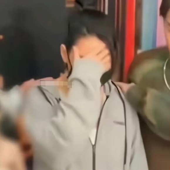 小S不敢见人，非常自责。这次大S一家人去日本旅游，都是由小S策划的，且没有意识到