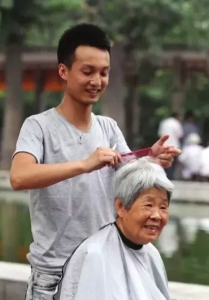 理个发，价格不应该超过十元。上个月，在湖州南浔理发时，跑了几个店，死压价格25元