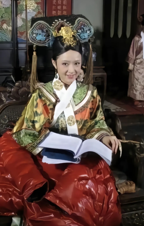 甄嬛传时隔十三年再聚首，回看当初的拍摄花絮，相信当时参演的演员们应该都很怀念，那