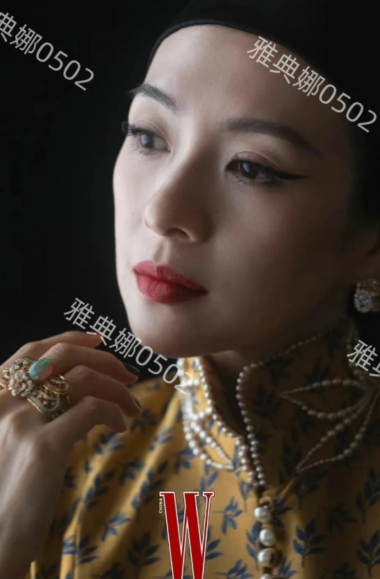 章子怡不愧是天生的电影脸，不但脸小骨相好上镜，还特别有故事感，她平静的表情下蕴含