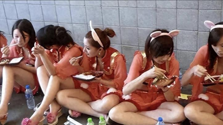 横店13万群演现状：美女泛滥，懒汉遍地，降薪后他们该何去何从？
