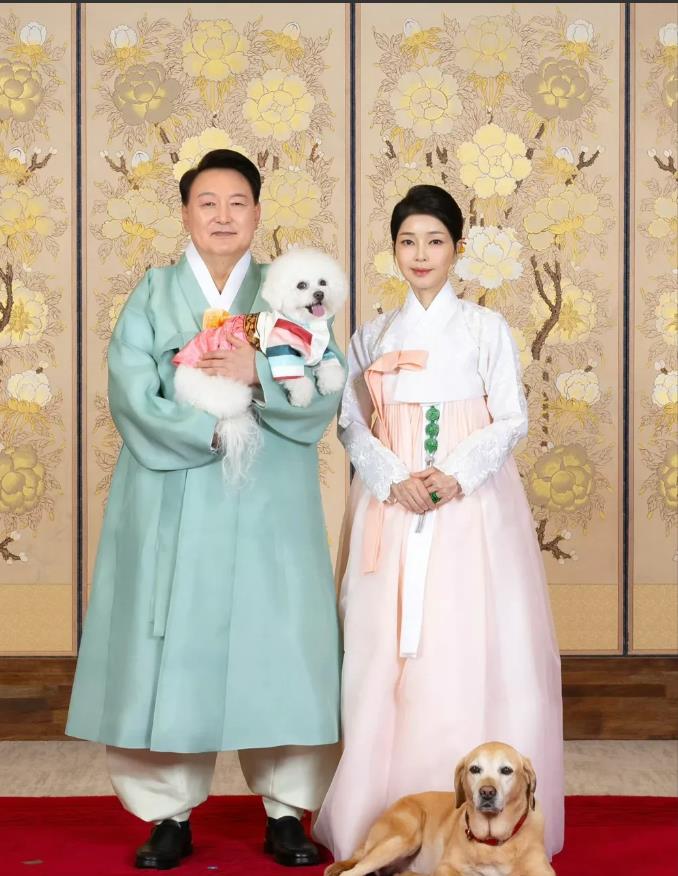 太尴尬了！韩国首尔地方法院解除了总统尹锡悦的探视禁令后，韩国第一夫人金建希被曝不