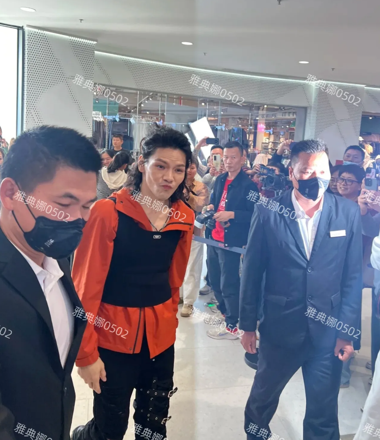 海南万宁免税城遇到向佐，本人一张整容脸，奇装异服不男不女，表情油腻。
搞不懂他这