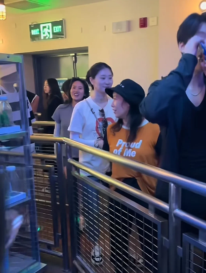 陈若琳这次没有随奥运健儿去香港，在北京环球影城玩嗨了，身后跟着一个又白又帅的帅哥