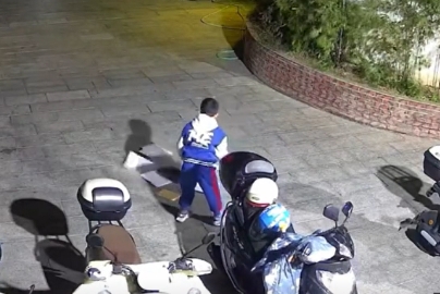 一年级小孩哥的作业被风吹走