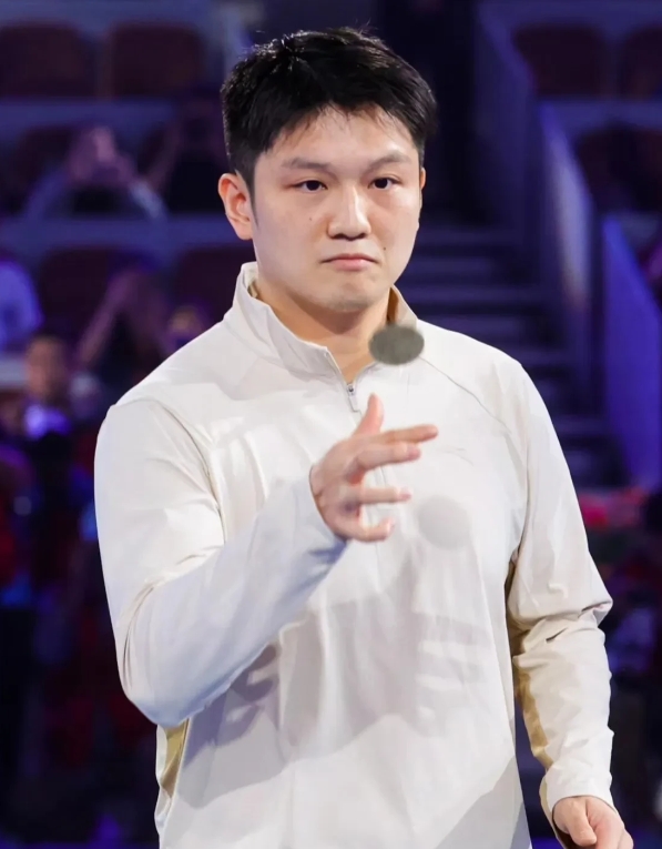 樊振东与林昀儒一起看中网，林昀儒昨天上午止步首轮比赛，

昨天晚上就和樊振东一起