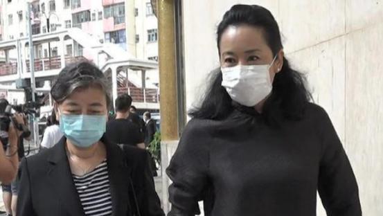 郭晶晶亲妈和婆婆罕见同框，朱玲玲一身旗袍贵妇范十足，郭妈妈打扮朴素似保姆