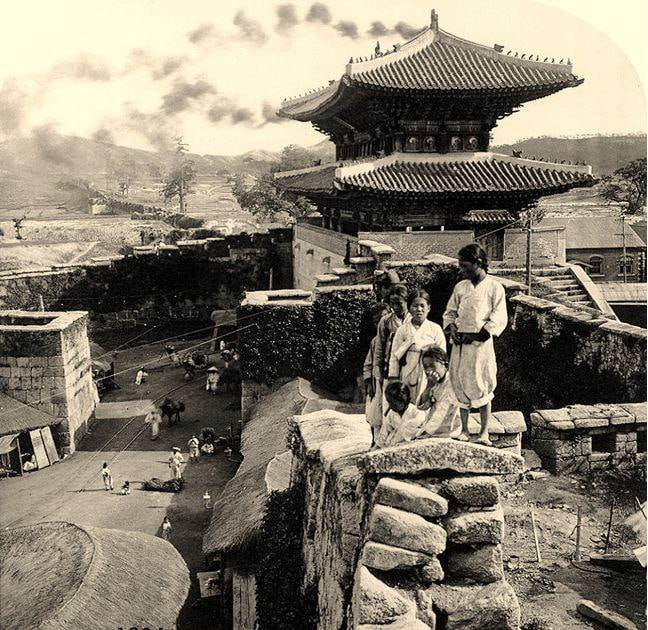 1904年，一群人站在韩国首尔城墙的东大门
