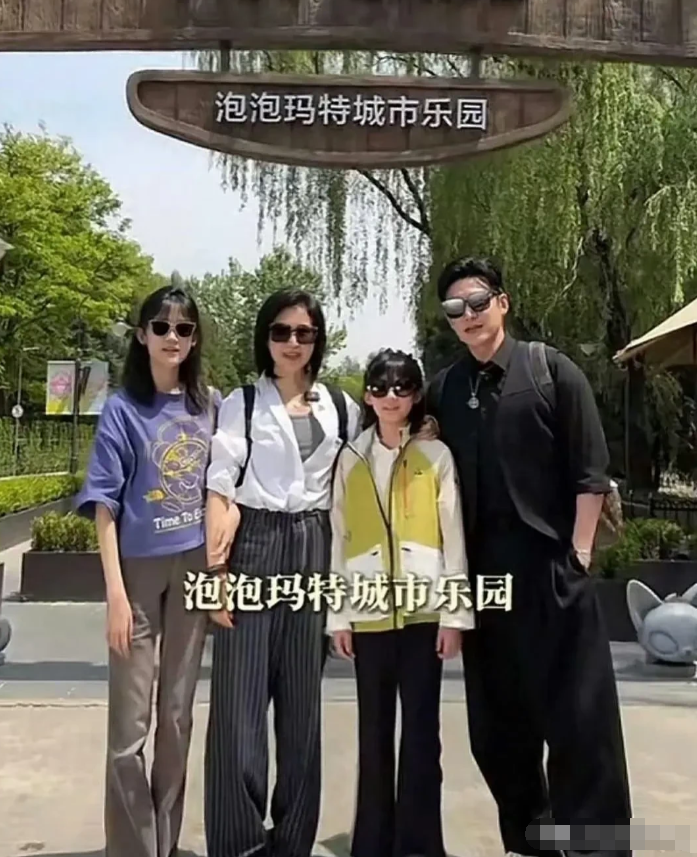 这一家子逆天了，个个都是大长腿。
15岁贝儿身高直逼1米7，跟妈妈一样高了，两条