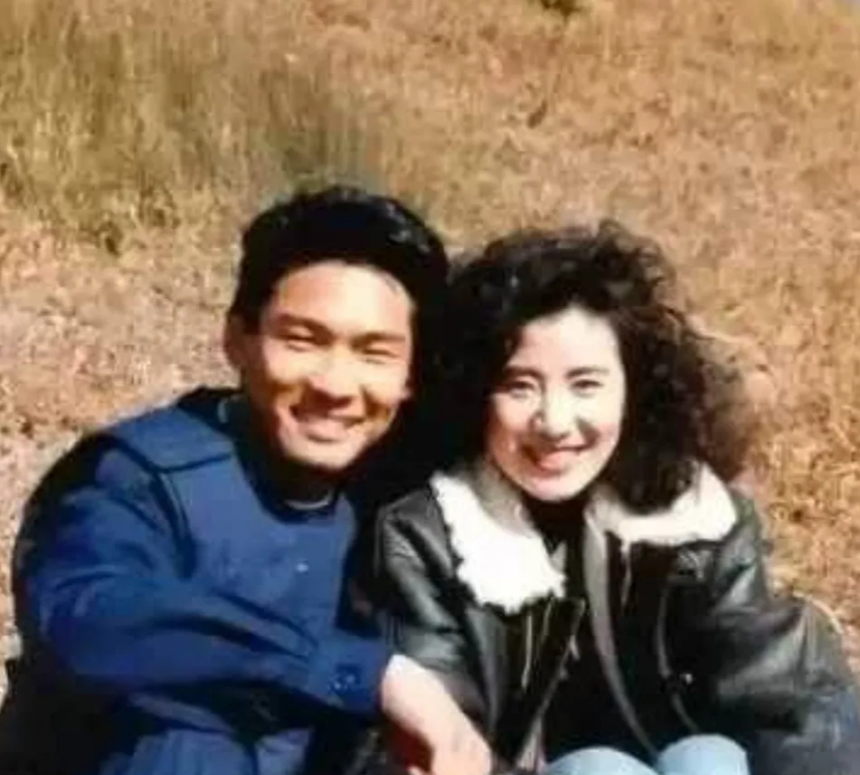 吴君如曾瞒着男友杜德伟，悄悄买了机票去给他惊喜。然而，当她满怀期待地打开房门，眼