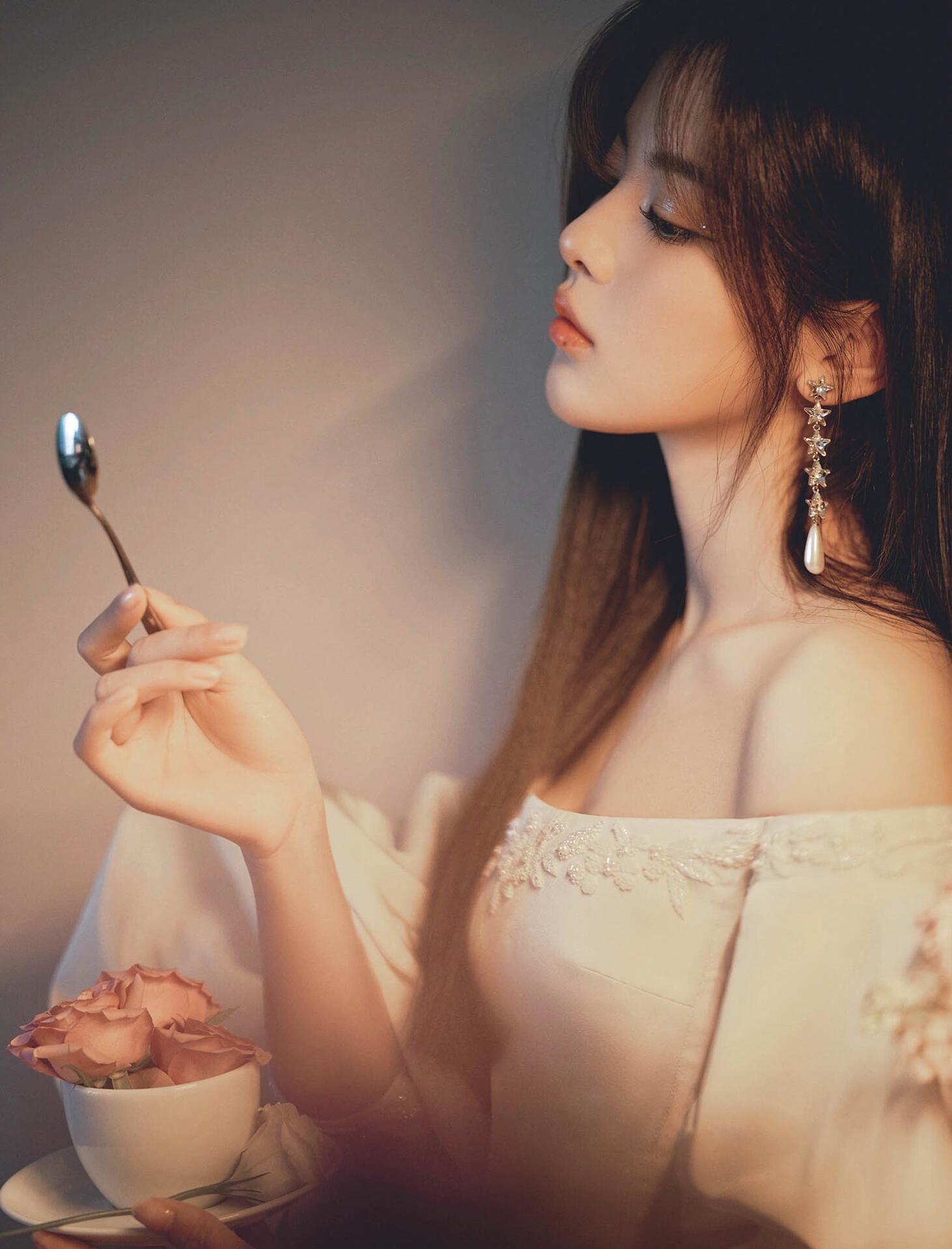 杨超越，白色褶皱泡泡袖连衣裙