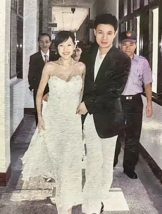 许亚钧曾是许多人的理想型青年才俊，出身书香门第，家庭背景优越。在众人眼中，他是一