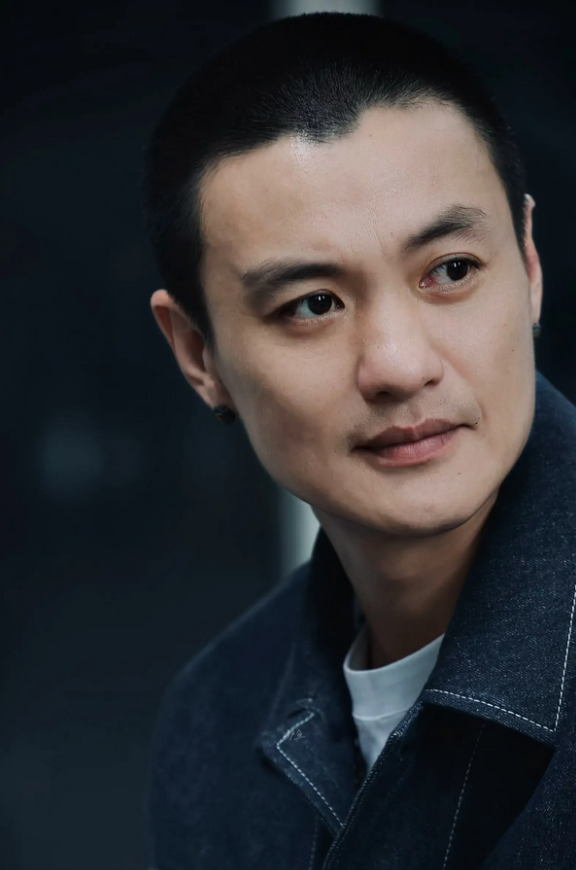 演员周一围，最有名的一句话是，得加钱，现在他出演清明上河图密码，没有要求加钱，还