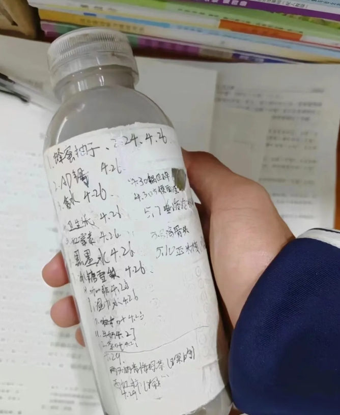 据说“臭水”就是把各种食物，液体，物件等倒入塑料瓶中进行“发酵”，静置几天后就养