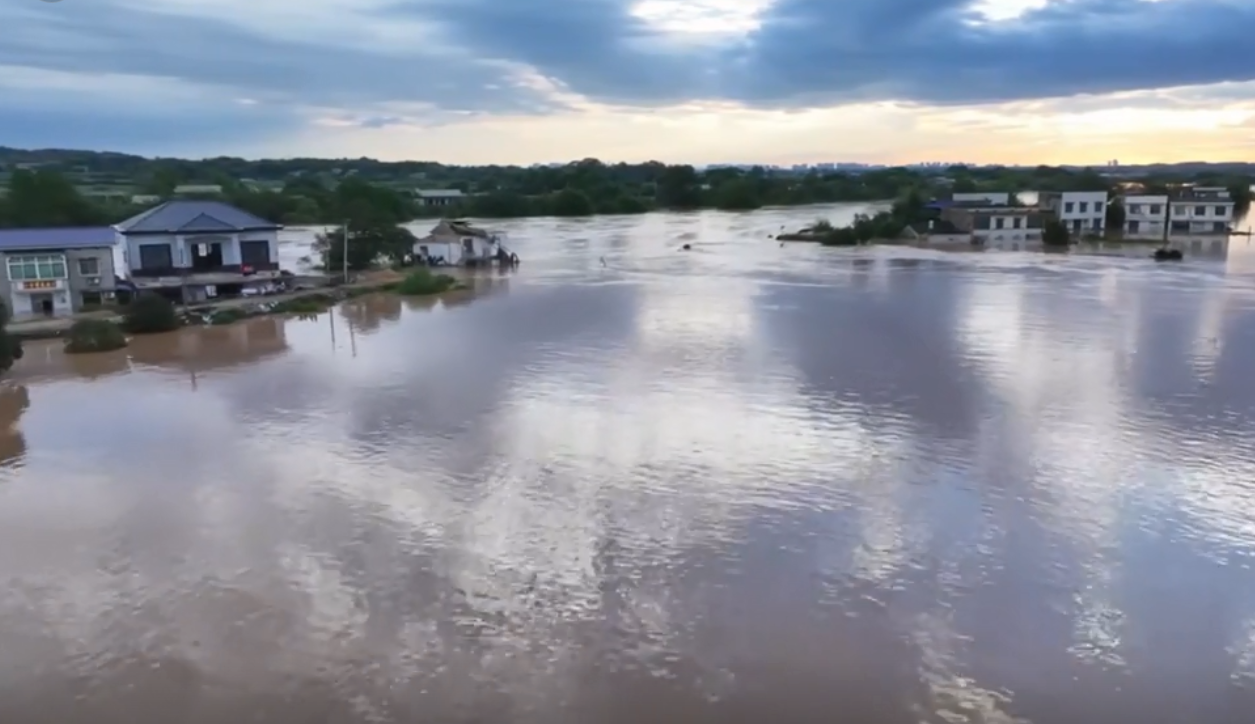 湘潭涓水河决堤，一开始我还以为跟团洲垸决堤一样，是管涌导致大堤溃坝，原来不是。
