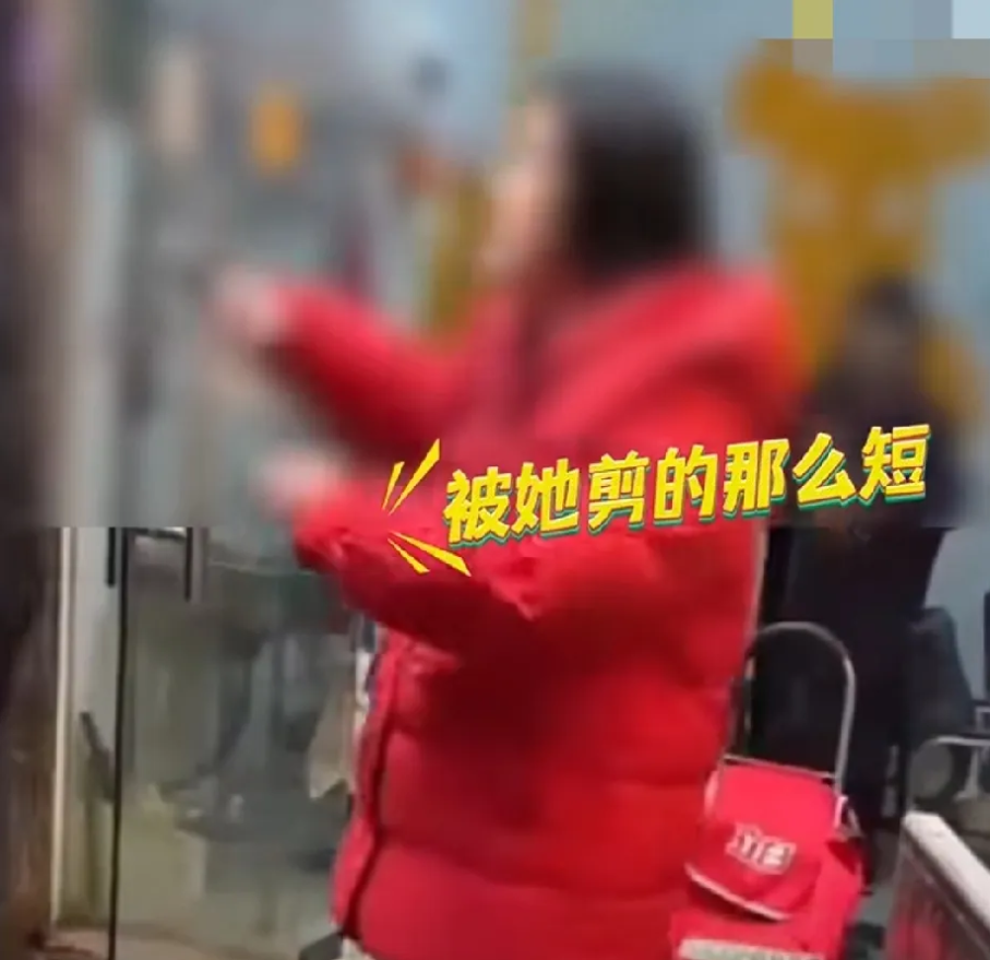 女子花费10元剪头发不满意，要求老板双倍赔偿出言威胁仍被拒，一怒之下拿起剪刀剪老