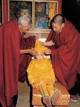 1989年，十世班禅确吉坚赞的离世让整个西藏陷入深深的悲痛之中。这位藏传佛教的重