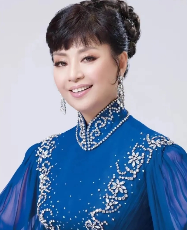 春晚彩排时，周华健亲切地跟殷秀梅问好，没想到对方竟视若无睹，只淡漠的看了一眼并不