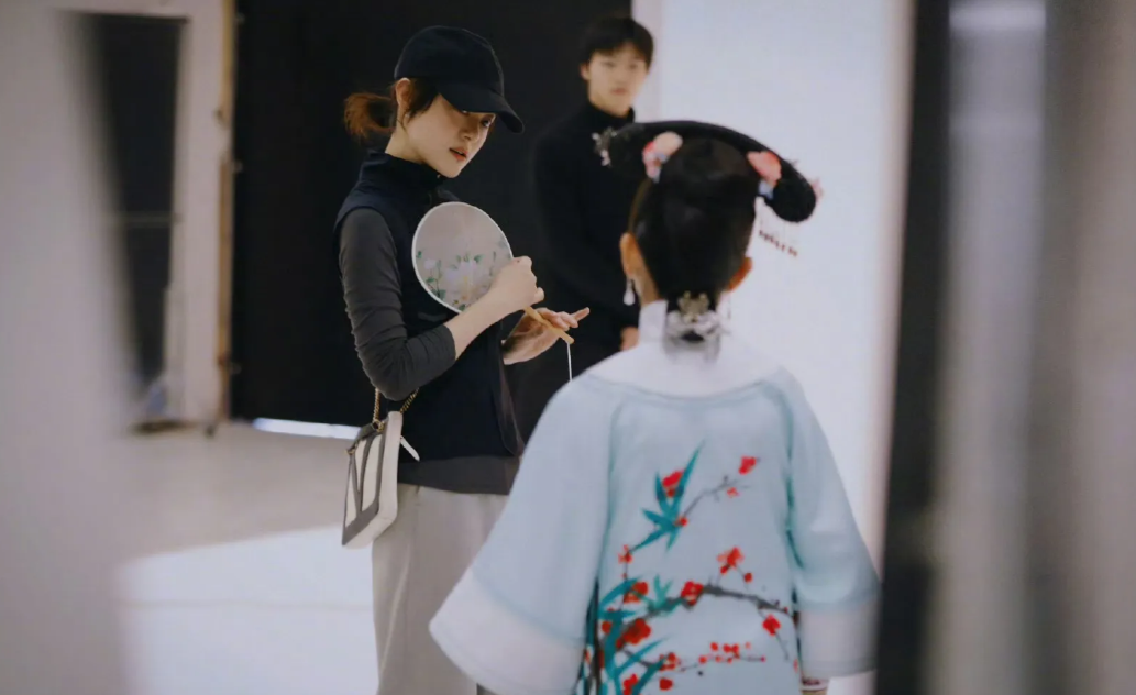 孙俪带女儿小花拍甄嬛主题写真，亲自上阵示范姿势和眼神。
孙俪说拍照的时候影棚里一