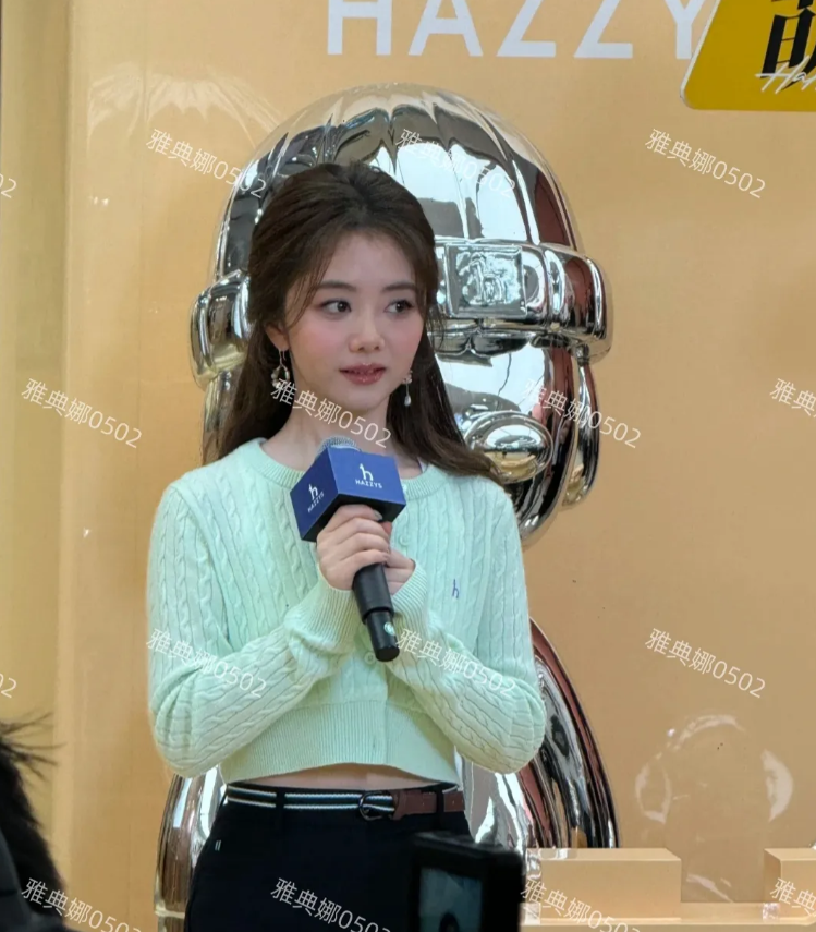 谭松韵的美貌被低估了，她一直走可爱路线，因为个子不高总演学生经常被吐槽普，在美女