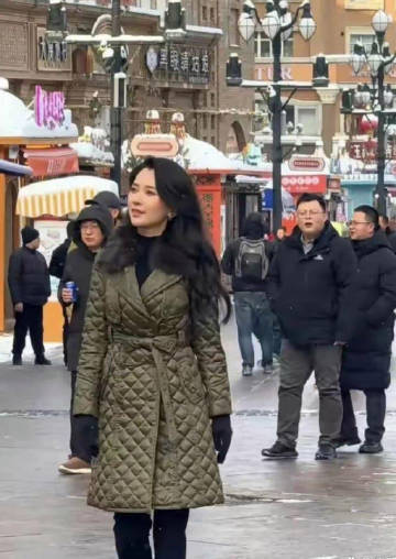 汪峰女朋友森林北在新疆大街上被偶遇，一身正装气场十足！汪峰眼光真好