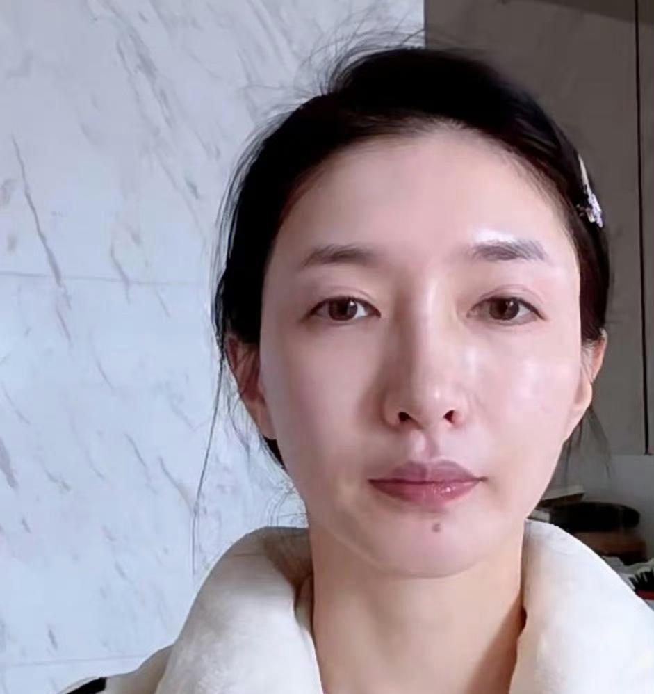 早期的江疏影外貌一般，和乡里邻家小妹相似。