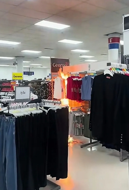 怪不得洛杉矶的大火会越烧越旺，看看美国这家服装店着火就明白了！
在这么大的一个服