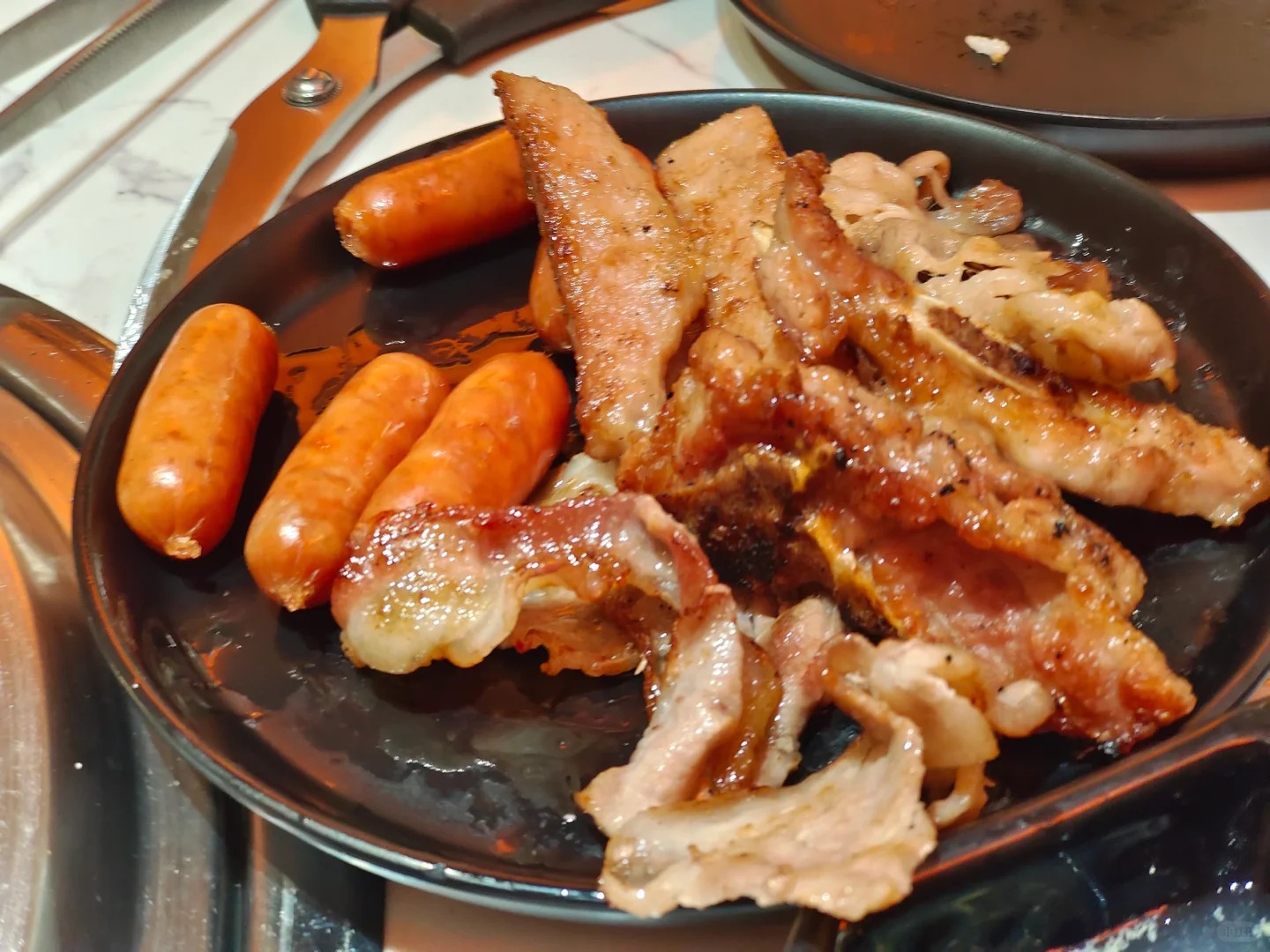 吃烤肉被服务员说烦死了不想给我们烤
去一家烤肉店吃烤肉，一个年轻的女服务员，烤的