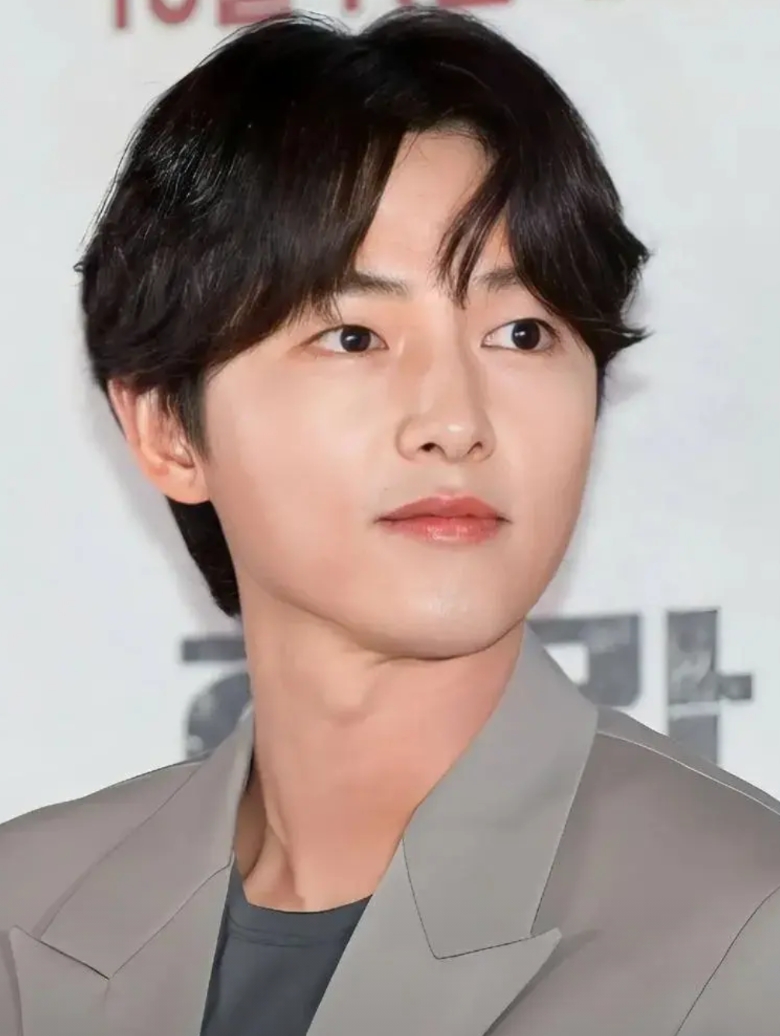 宋仲基的两个妻子

前妻∶宋慧乔，42岁，161cm，韩国人，演员。由于两人都姓