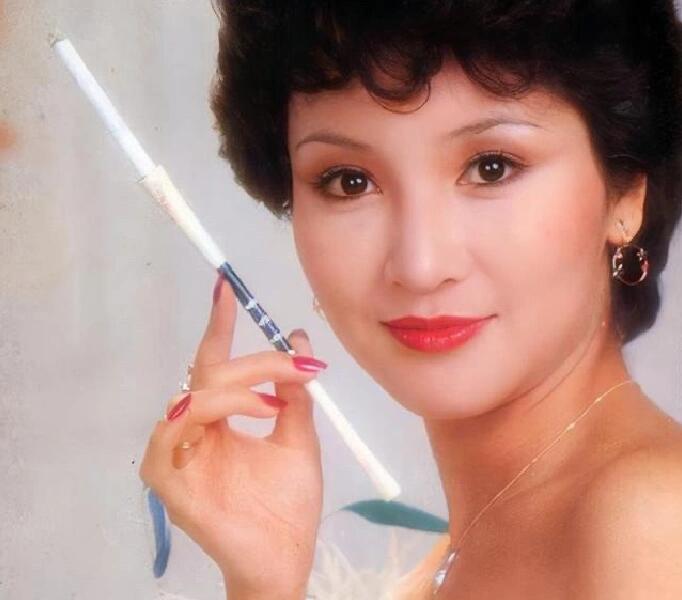 狄波拉：儿女双全，老公有钱有名，我不快乐