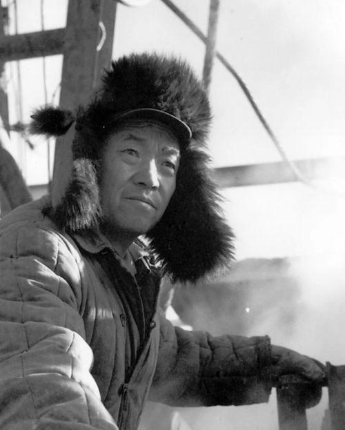 王进喜参加完玉门局会战后，带领1205钻井队全体队员转战大庆油田。一下火车，面对