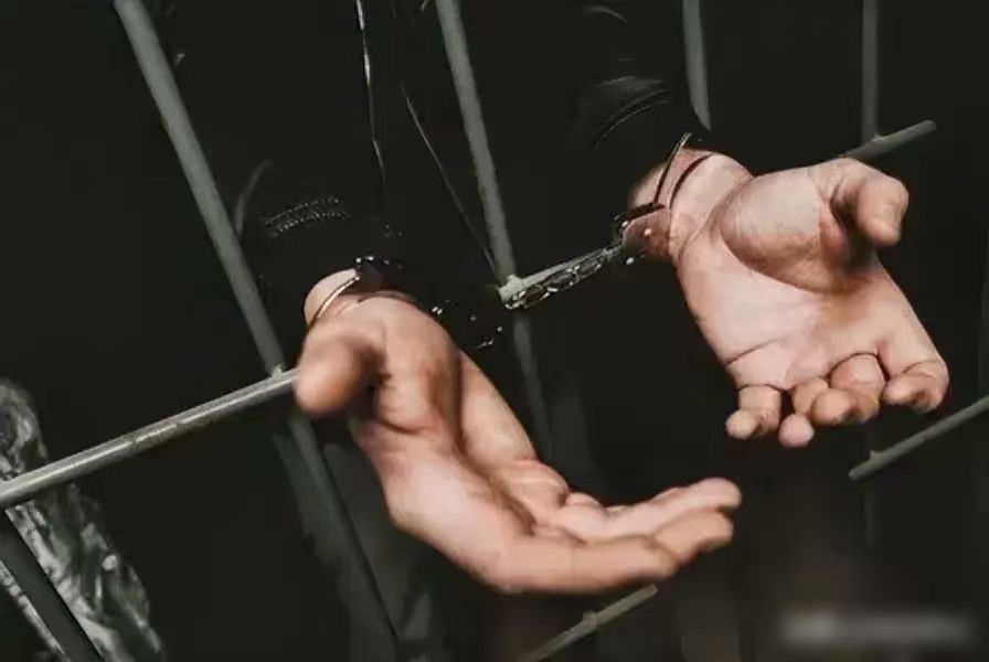 甘肃玉门，5旬男子因生活琐事与妻子发生争执后，因被妻子骂了几句，就扇了妻子两个耳