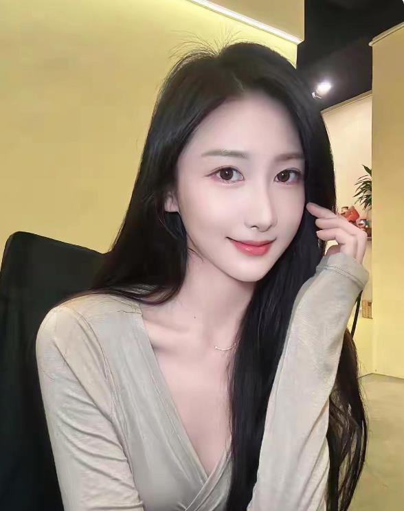 今天又偷懒没化妆，但v领长袖好温柔～