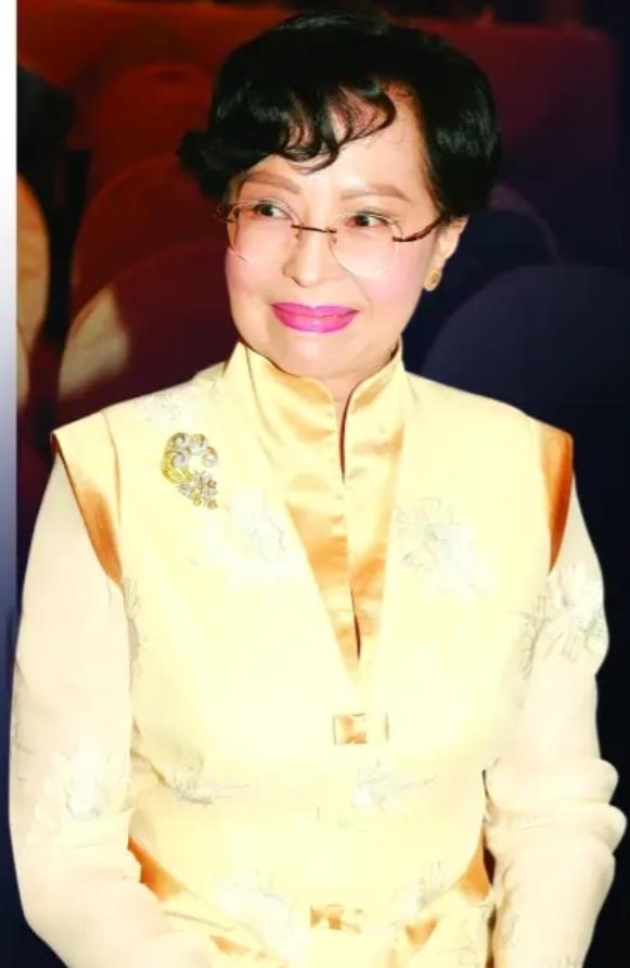 1990年5月1日，开国大将罗瑞卿的次子罗宇今天结婚，他身边的新娘是当时香港娱乐