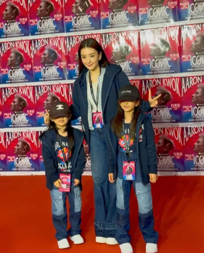 方媛带着两个女儿支持老公郭富城演唱会，两个女儿见到爸爸的海报很开心
老婆年轻漂亮