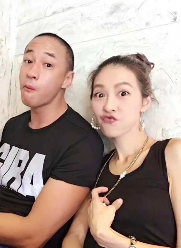 何润东结婚8周年，妻子亲自为他理发很温馨