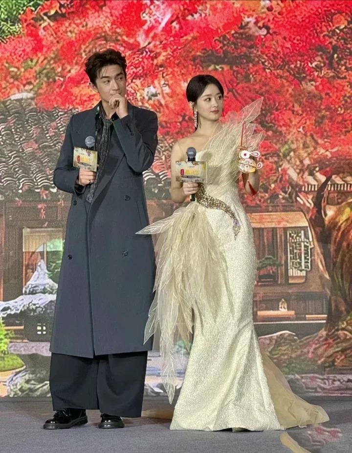 是时候好好学习一下表情管理了
在赵丽颖旁边像个小孩一样
有点可爱