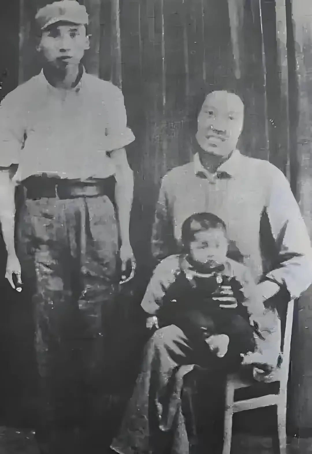 1946年，两名地下党员带着2岁的儿子，乘船前往东北执行任务途中，特务登船，挨个