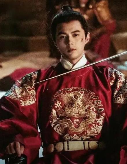 蒋欣、叶祖新曾是令人瞩目的情侣。叶祖新早期在演艺圈默默耕耘，参演不少作品却未大火