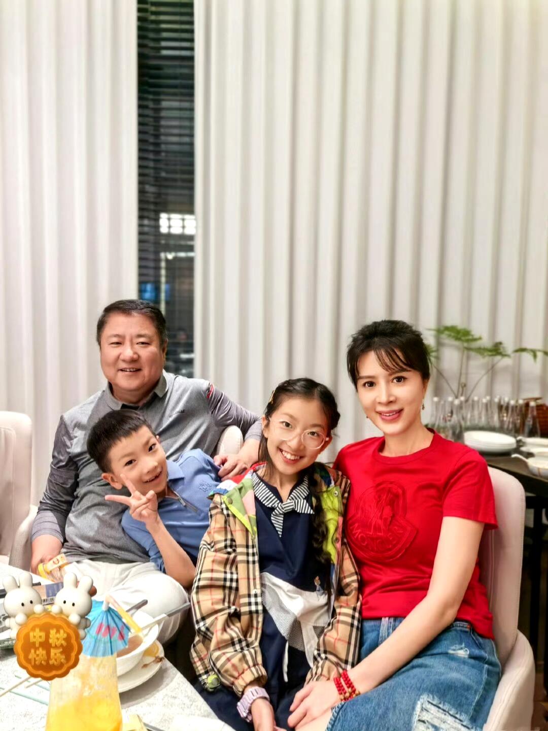 金巧巧晒幸福全家福，力破离婚传闻