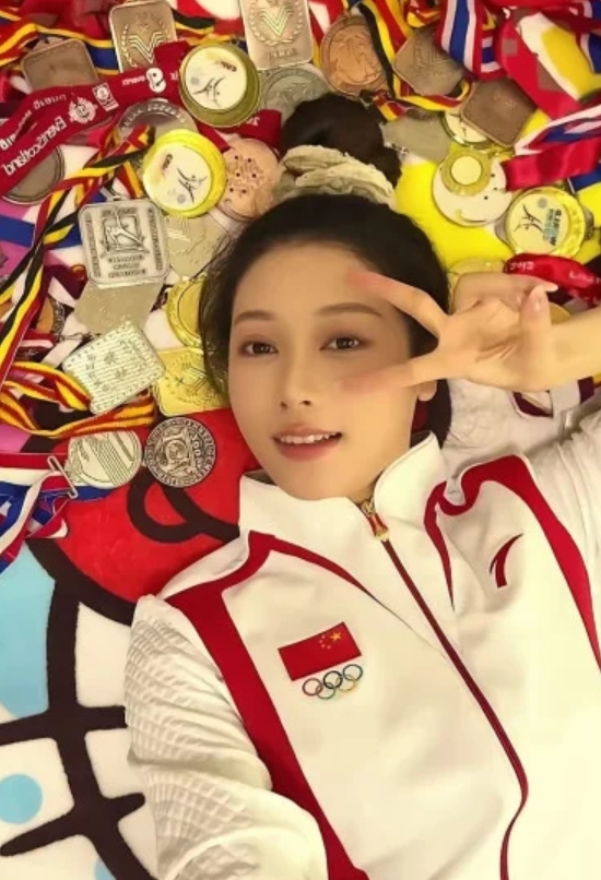 吴柳芳退役后经历了职业转变，因生活压力转做网红。

之前她与小师妹冲突后发争议视