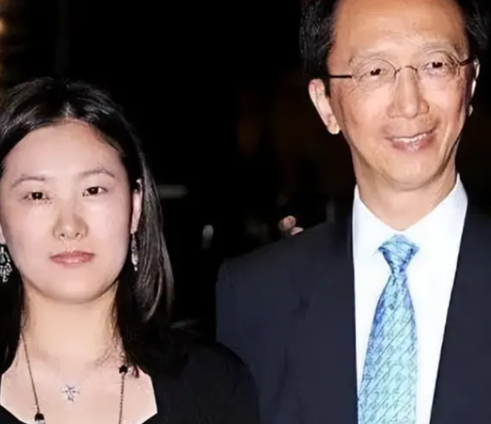 67岁的梁锦松希望41岁的伏明霞再生个孩子，还花了大价钱买了家顶级医院。伏明霞说