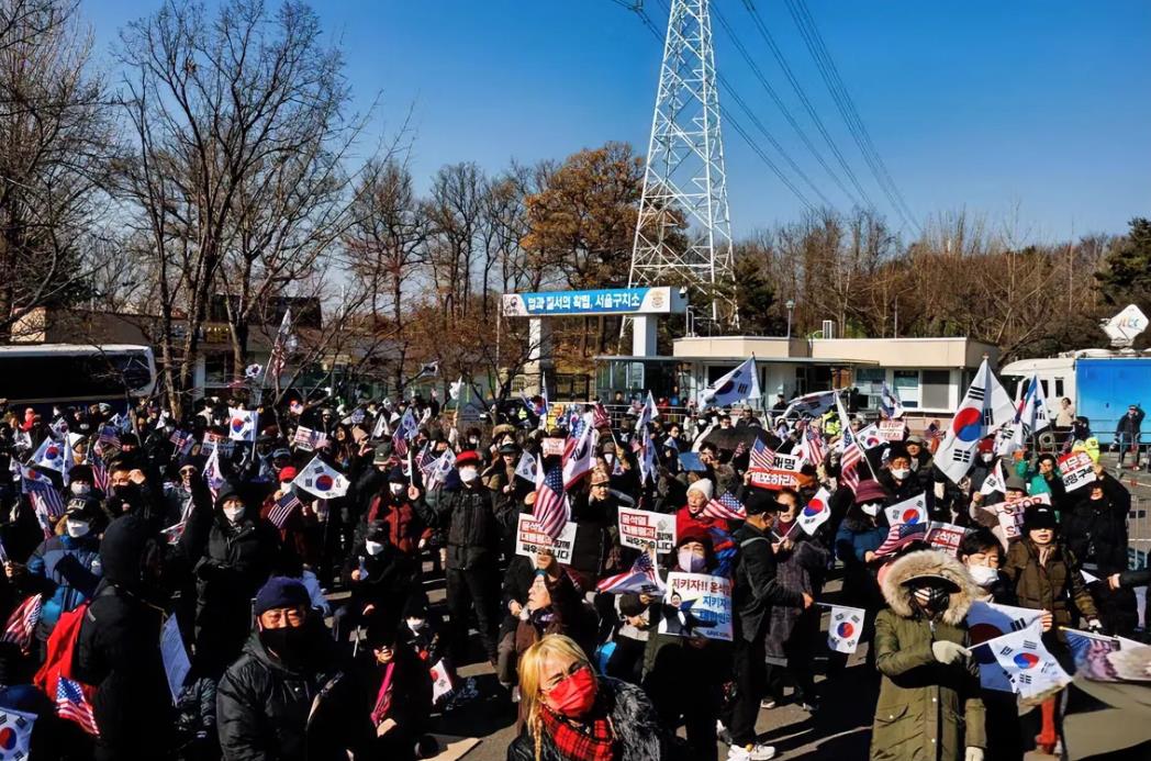 尹锡悦支持者被驱散
当地时间18日下午，尹锡悦已经抵达首尔西部地方法院，他参加对