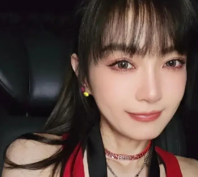 谢金燕为何53岁貌若18岁少女？竟然全依赖这3个“奇葩”习惯：

1.一天8个鸡