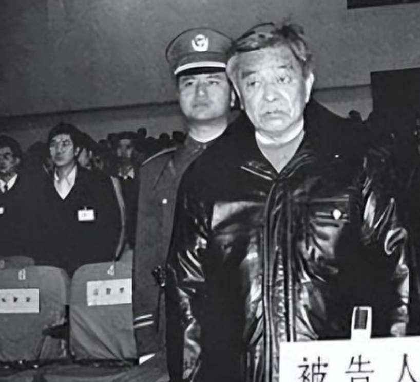 上世纪70年代末，褚时健接手濒临倒闭的玉溪卷烟厂，让玉溪卷烟厂重焕新生成为亚洲第